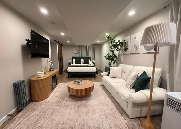 Near Wrigley • Sleeps 4 • Games + Fireplace Apartamento