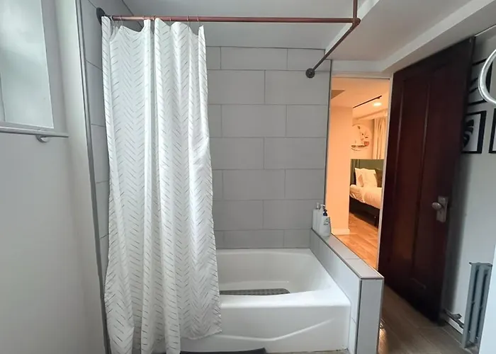 Near Wrigley • Sleeps 4 • Games + Fireplace Apartamento *