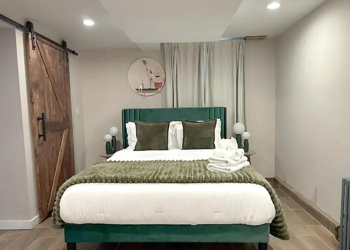 Near Wrigley • Sleeps 4 • Games + Fireplace * Chicago