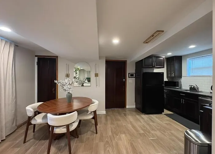 Near Wrigley • Sleeps 4 • Games + Fireplace * Chicago