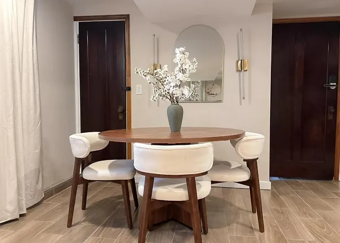 Near Wrigley • Sleeps 4 • Games + Fireplace Apartamento