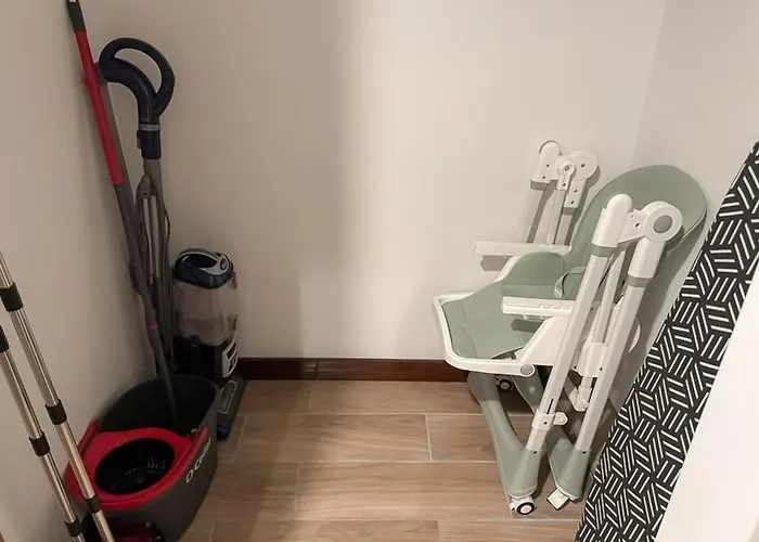 Near Wrigley • Sleeps 4 • Games + Fireplace Apartamento
