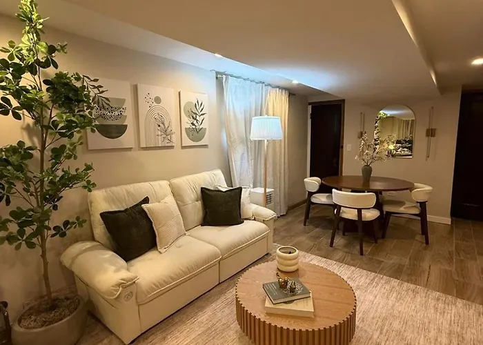 Near Wrigley • Sleeps 4 • Games + Fireplace Chicago