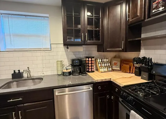 Near Wrigley • Sleeps 4 • Games + Fireplace * Chicago