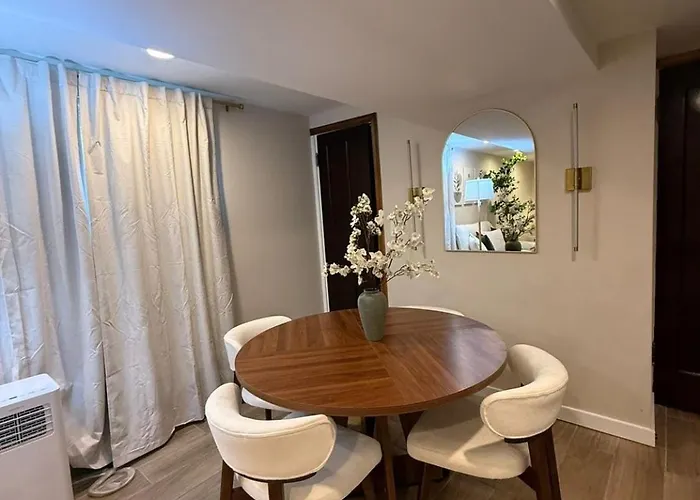 Near Wrigley • Sleeps 4 • Games + Fireplace Apartamento
