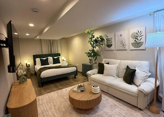 Near Wrigley • Sleeps 4 • Games + Fireplace Chicago