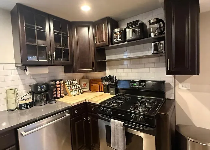 Near Wrigley • Sleeps 4 • Games + Fireplace Apartamento Chicago