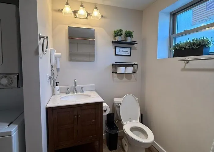 Near Wrigley • Sleeps 4 • Games + Fireplace Apartamento Chicago