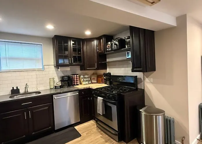 Near Wrigley • Sleeps 4 • Games + Fireplace *
